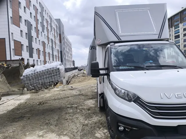 İstanbul Ankara Nakliyat Iveco aracı şantiyede