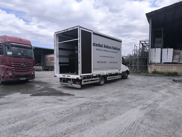 İstanbul Ankara Nakliyat kamyon kapısı açık