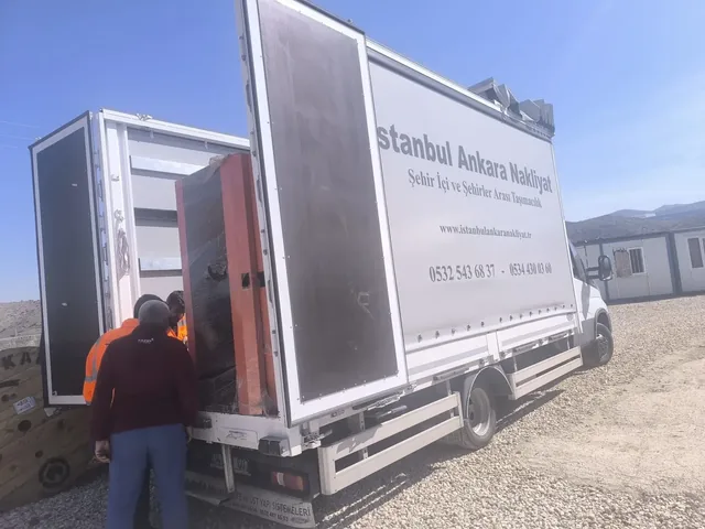 Nakliyat ekibi eşya yüklüyor